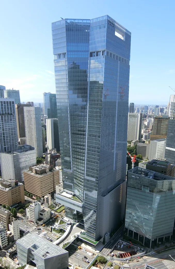 オフィス街に立つ虎ノ門ヒルズ ステーションタワーの全景を上空から見た写真